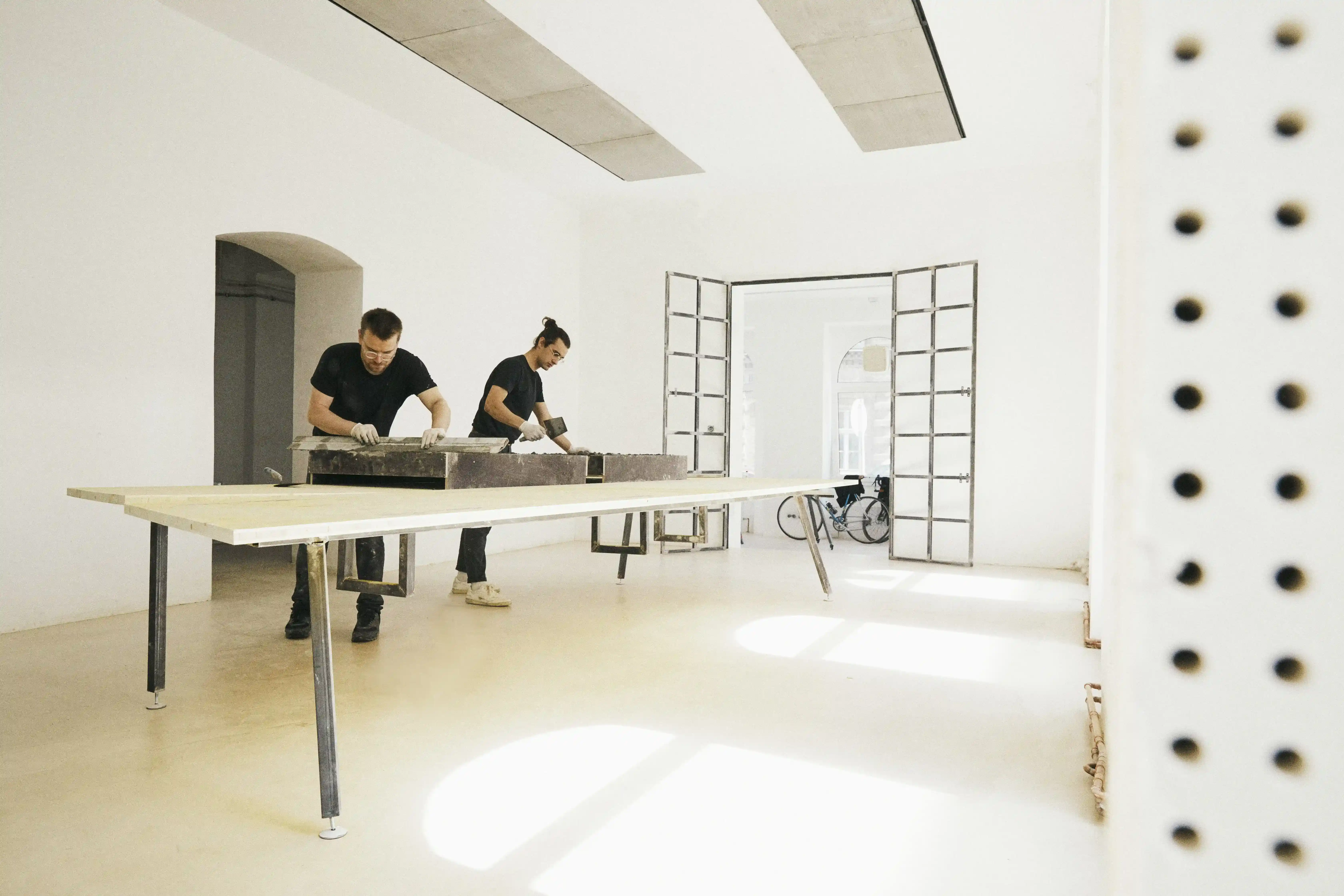 Max und Bene beim Bau eines Probepaneels im damals noch leerem Büro