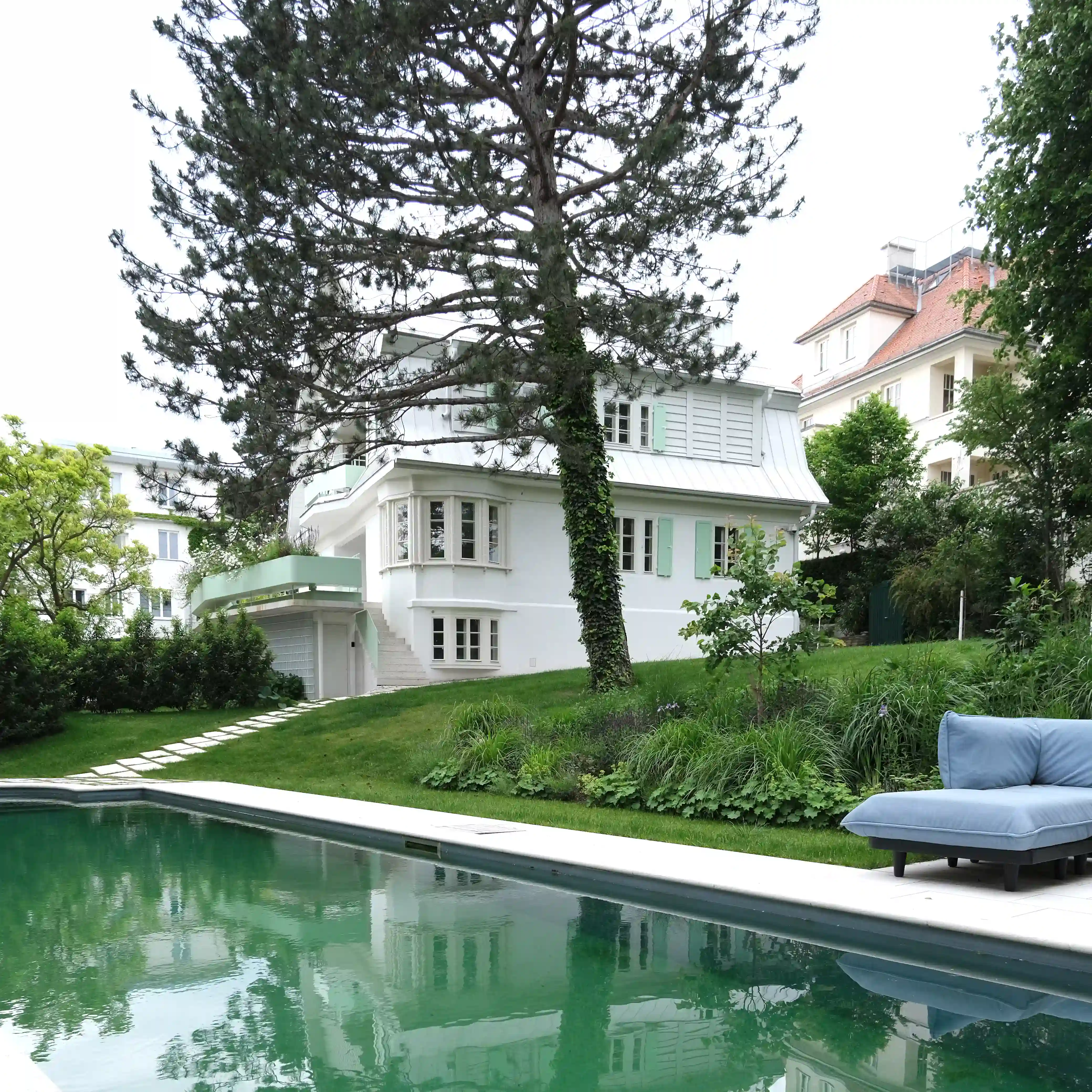 Villa außenansicht mit pool